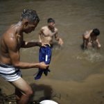 Fotografía de archivo de personas migrantes venezolanas que se bañan el 14 de octubre de 2022, en el río Chucunaque, en Lajas Blancas, tras cruzar la selva del Darién migrando hacia los Estados Unidos. EFE/ Bienvenido Velasco