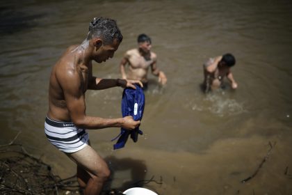 Fotografía de archivo de personas migrantes venezolanas que se bañan el 14 de octubre de 2022, en el río Chucunaque, en Lajas Blancas, tras cruzar la selva del Darién migrando hacia los Estados Unidos. EFE/ Bienvenido Velasco