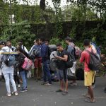 Migrantes de origen venezolano esperan hoy, en un refugio temporal para ser enviados a su país de origen, en Ciudad de Panamá (Panamá). EFE/ Bienvenido Velasco