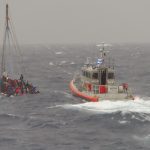 Fotografía divulgada por la división sureste de la Guardia Costera de Estados Unidos donde se aprecia unos de sus botes mientras acude a rescatar unos inmigrantes hacinados en un velero cerca de Cayo Rodríguez, al este de Cayo Largo en el sur de Florida (EE. UU). EFE/USCG Southeast /SOLO USO EDITORIAL/NO VENTAS/SOLO DISPONIBLE PARA ILUSTRAR LA NOTICIA QUE ACOMPAÑA/CRÉDITO OBLIGATORIO