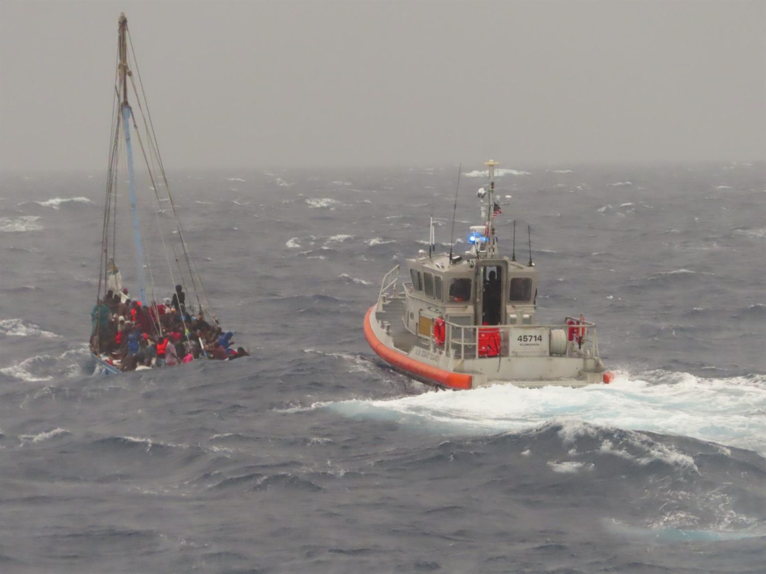 Fotografía divulgada por la división sureste de la Guardia Costera de Estados Unidos donde se aprecia unos de sus botes mientras acude a rescatar unos inmigrantes hacinados en un velero cerca de Cayo Rodríguez, al este de Cayo Largo en el sur de Florida (EE. UU). EFE/USCG Southeast /SOLO USO EDITORIAL/NO VENTAS/SOLO DISPONIBLE PARA ILUSTRAR LA NOTICIA QUE ACOMPAÑA/CRÉDITO OBLIGATORIO