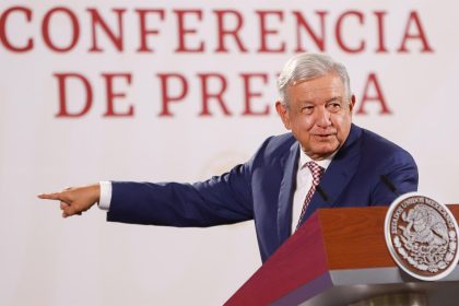 El presidente de México, Andrés Manuel López Obrador, participa hoy, en una rueda de prensa en Palacio Nacional, en la Ciudad de México (México). EFE/ Isaac Esquivel