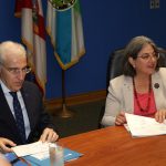 El vicepresidente primero y consejero de Economía, Industria e Innovación de Galicia (España), Francisco Conde, y la alcaldesa del condado de Miami-Dade, Daniela Levine Cava, durante una reunión hoy lunes en la sede de la Municipalidad en Miami, Florida (EE. UU). EFE/Marlon Pacheco