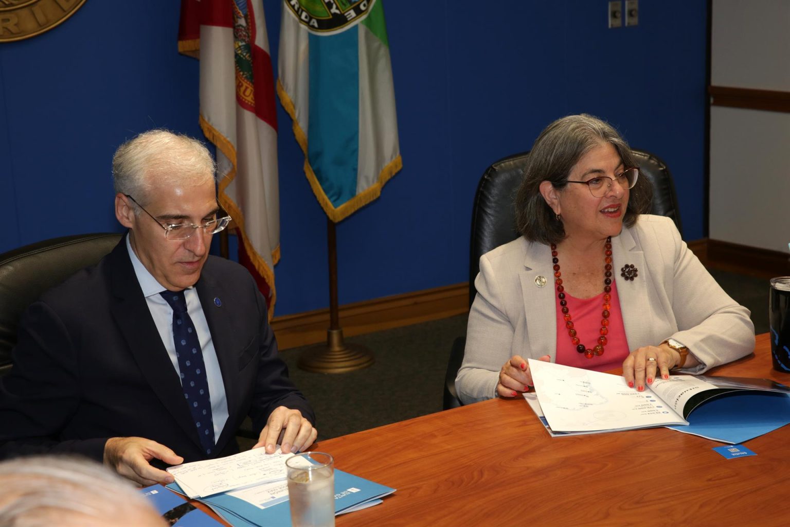 El vicepresidente primero y consejero de Economía, Industria e Innovación de Galicia (España), Francisco Conde, y la alcaldesa del condado de Miami-Dade, Daniela Levine Cava, durante una reunión hoy lunes en la sede de la Municipalidad en Miami, Florida (EE. UU). EFE/Marlon Pacheco