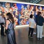 Un grupo de personas conversa frente a las obra "The Journey Through The Tehom I, II, III" de Zio Ziegler durante su visita a la vigésima edición de la feria de Art Basel, hoy en Miami Beach, Florida (EE. UU). EFE/Antoni Belchi