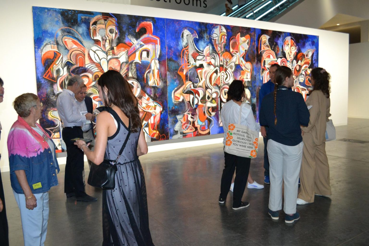 Un grupo de personas conversa frente a las obra "The Journey Through The Tehom I, II, III" de Zio Ziegler durante su visita a la vigésima edición de la feria de Art Basel, hoy en Miami Beach, Florida (EE. UU). EFE/Antoni Belchi