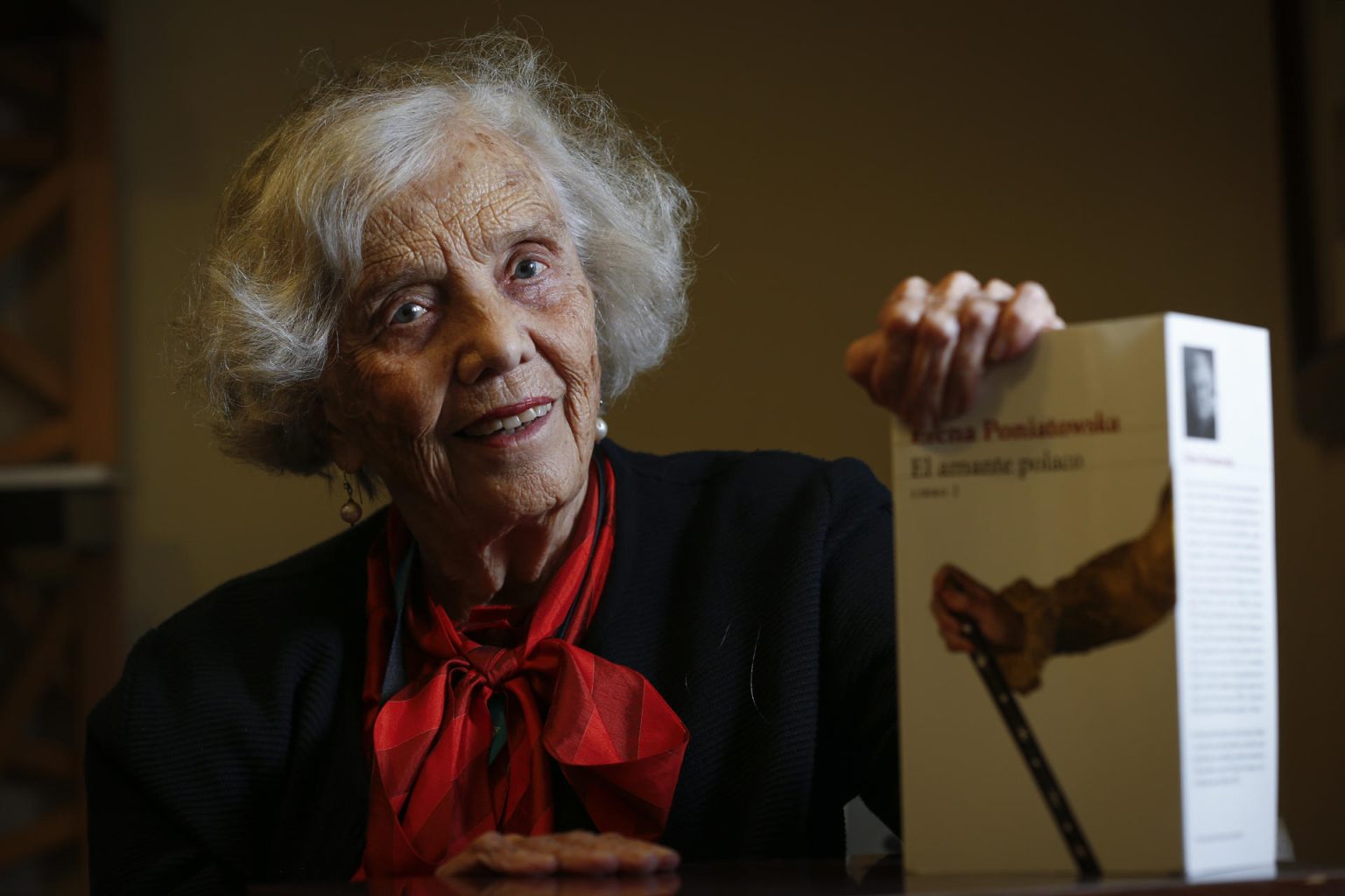 Fotografía del 27 de noviembre de 2022, de la escritora mexicana Elena Poniatowska, posa al termino de una entrevista con EFE, en el marco de la 36 edición de la Feria Internacional del Libro de Guadalajara, estado de Jalisco (México). EFE/ Francisco Guasco