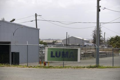 Fotografía donde se aprecia la cerca de entrada de las instalaciones de la compañía privada Luma Energy en la central eléctrica Palo Seco en Toa Baja, Puerto Rico. Imagen de archivo. EFE/ Thais Llorca