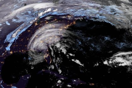 Fotografía satelital cedida por la Oficina Nacional de Administración Oceánica y Atmosférica (NOAA) a través del Centro Nacional de Huracanes (NHC) donde se muestra la localización del huracán Nicole encima del estado de Florida (EE.UU.). EFE/NOAA-NHC /SOLO USO EDITORIAL /NO VENTAS /SOLO DISPONIBLE PARA ILUSTRAR LA NOTICIA QUE ACOMPAÑA /CRÉDITO OBLIGATORIO