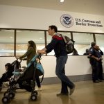 Pasajeros procedentes del aeropuerto de Tijuana (México) llegan paso fronterizo peatonal en San Diego, California (EE.UU.). EFE/David Maung