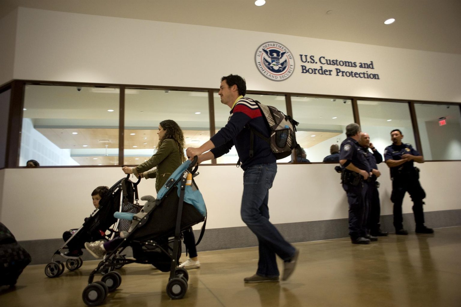 Pasajeros procedentes del aeropuerto de Tijuana (México) llegan paso fronterizo peatonal en San Diego, California (EE.UU.). EFE/David Maung