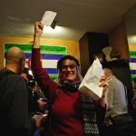 Fotografía de archivo de una mujer que celebra su compra de marihuana. EFE/Laressa Watlington