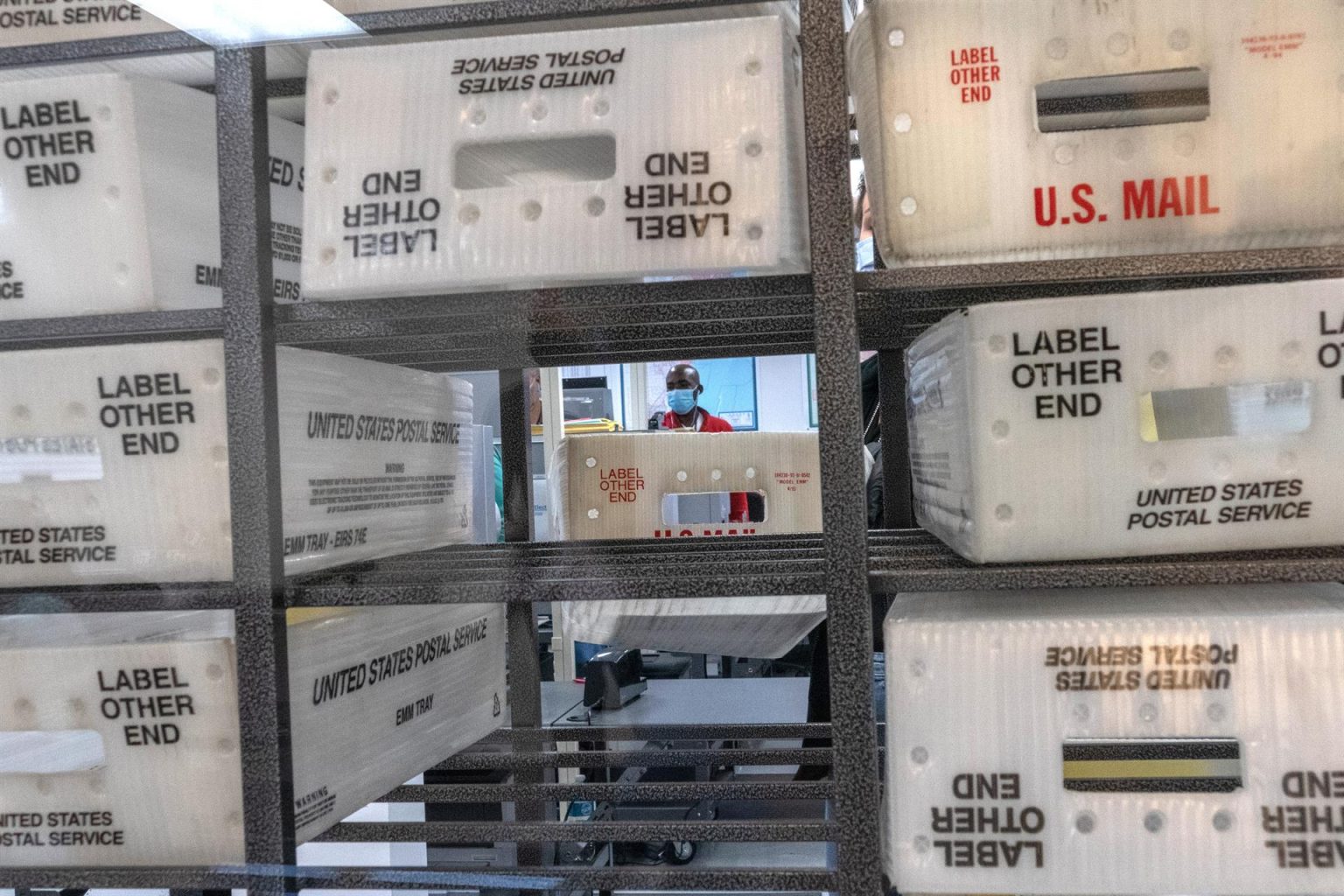 Fotografía de archivo de un detalle de varias cajas del Servicio Postal de EE.UU. (USPS) con boletas de votación anticipada. EFE/Giorgio Viera