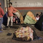 Grupos de personas migrantes de origen venezolano duermen en sus carpas en la zona roja de San José (Costa Rica). Imagen de archivo. EFE/ Jeffrey Arguedas