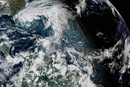 Fotografía satelital cedida este martes por la Oficina Nacional de Administración Oceánica y Atmosférica (NOAA) a través del Centro Nacional de Huracanes (NHC) donde se muestra el estado del clima en el Atlántico. EFE/NOAA-NHC /SOLO USO EDITORIAL /NO VENTAS /SOLO DISPONIBLE PARA ILUSTRAR LA NOTICIA QUE ACOMPAÑA /CRÉDITO OBLIGATORIO