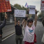 Fotografía de archivo de un grupo de activistas que protestan afuera de las oficinas del Centro Nacional de Programas Preventivos y Control de Enfermedades (Cenaprece), en la Ciudad de México (México). Activistas de la comunidad LGBT protestaron este viernes frente a las instalaciones del Centro Nacional de Programas Preventivos y Control de Enfermedades (Cenaprece), en la Ciudad de México, por la inacción de las autoridades ante la viruela símica, a la vez que exigieron la llegada de vacunas a México. EFE/Isaac Esquivel