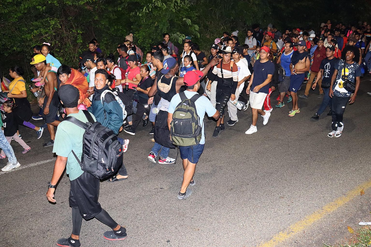 Migrantes caminan en caravana hacia la frontera con Estados Unidos, hoy, en Tapachula (México). EFE/Juan Manuel Blanco