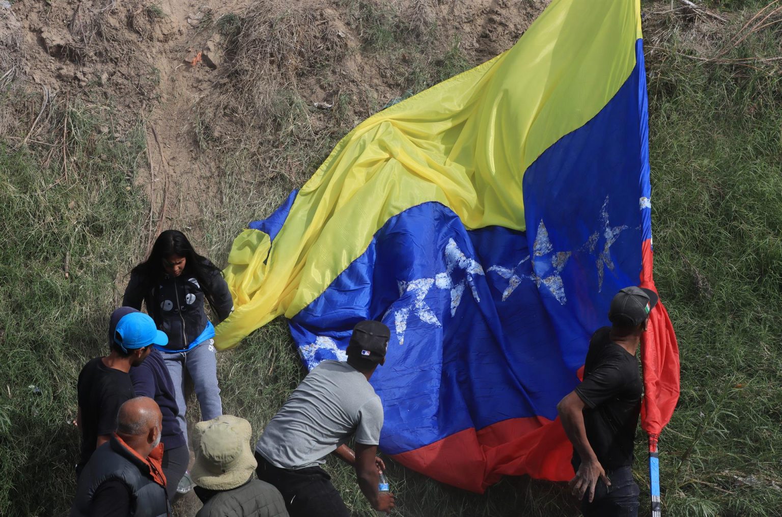 Migrantes participan en una manifestación hoy a orillas del Río Bravo en Ciudad Juárez, Chihuahua (México). EFE/Luis Torres