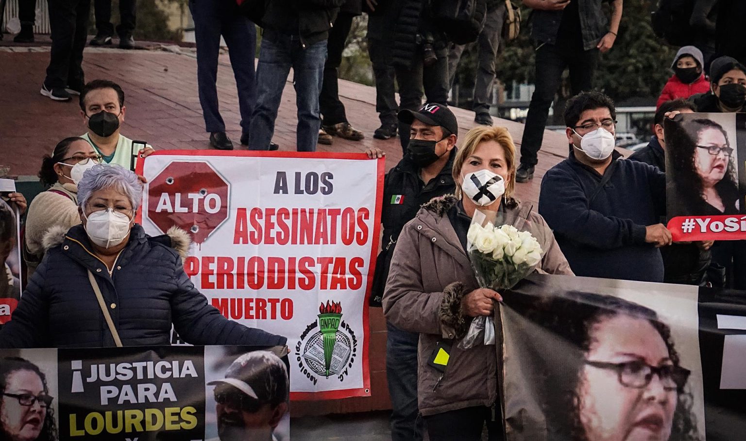 Familiares y amigos de la periodista asesinada Lourdes Maldonado, se manifiestan por el esclarecimiento del crimen, el 24 de enero de 2022 en Tijuana, Baja California (México). EFE/Joebeth Terriquez