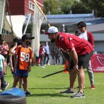 Fotografía de archivo del jugador de los Arizona Cardinals de la NFL, Will Hernández, que es visto hoy durante una convivencia con niños en Ciudad de México (México). EFE/Sáshenka Gutiérrez