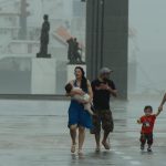 Fotografía de archivo de mexicanos que salen a la lluvia en el puerto de Veracruz (México). EFE/Luis Monrroy