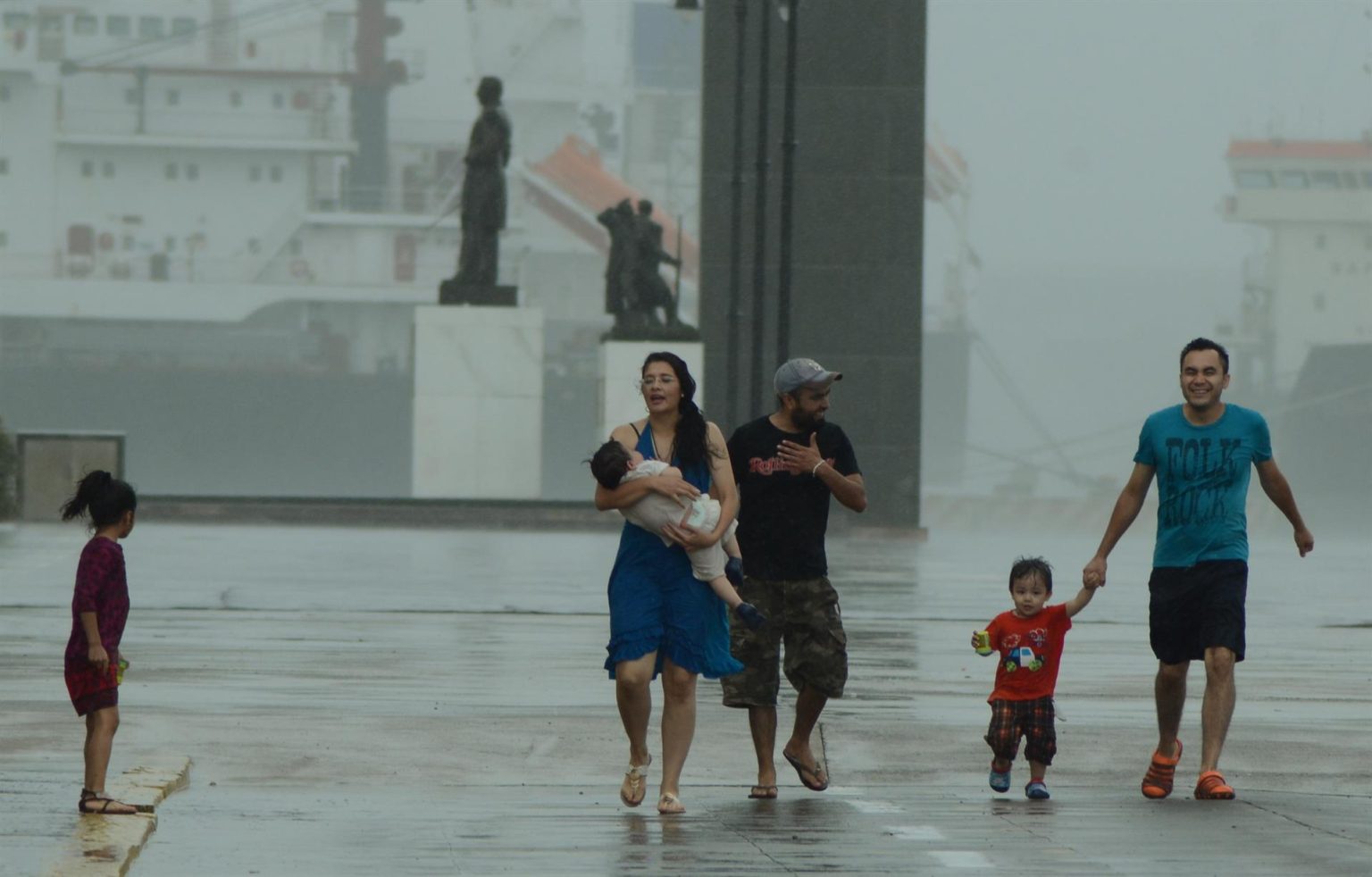 Fotografía de archivo de mexicanos que salen a la lluvia en el puerto de Veracruz (México). EFE/Luis Monrroy