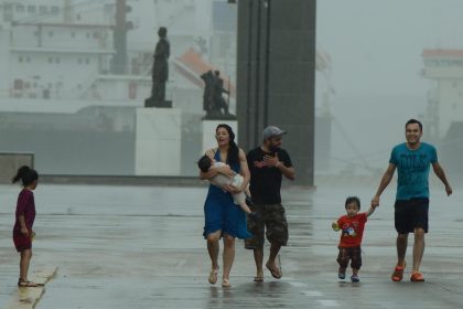 Fotografía de archivo de mexicanos que salen a la lluvia en el puerto de Veracruz (México). EFE/Luis Monrroy