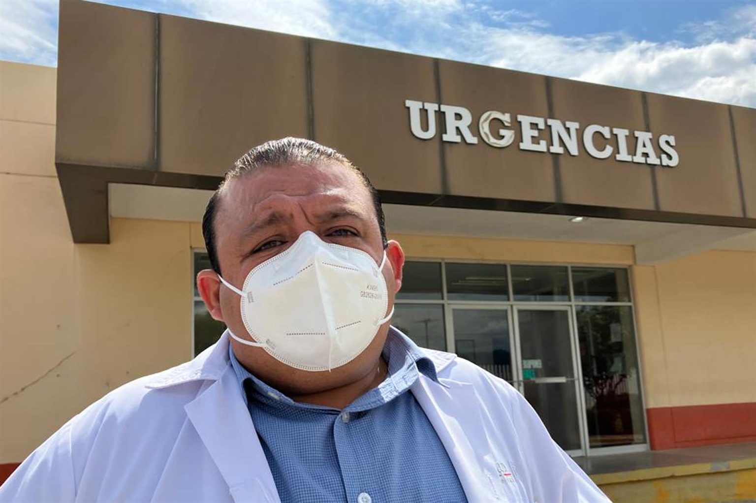 El director del hospital de Tehuantepec, Antonio Rojas Castillejos. habla hoy durante una entrevista a la agencia Efe, afuera del hospital en el estado de Oaxaca(México). EFE/José de jesús cortés