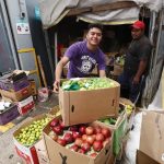 Unos jóvenes cargan frutas y verduras durante un recorrido por el Banco de Alimentos, el 09 de noviembre de 2022 en la Ciudad de México(México).  EFE/Mario Guzmán