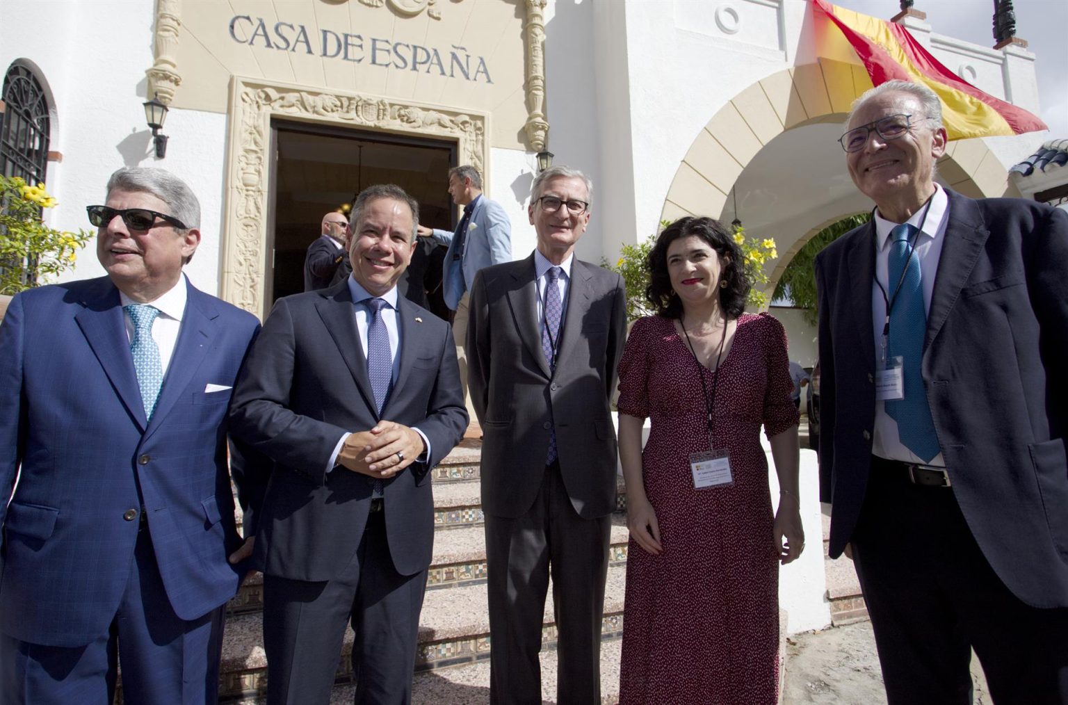 Desde la izquierda, el presidente de la Casa de España de Puerto Rico, José Eduardo Santiago; el alcalde San Juan, Miguel Alberto Romero; el embajador de España en Washington (EE.UU.), Santiago Cabanas; la secretaria de Estado de Migraciones de España, Isabel Castro Fernández, y el cónsul general de España en Puerto Rico, José María Bosch, posan en el IV Congreso de Asociaciones y centros españoles en Estados Unidos y Puerto Rico hoy, en la Casa de España en San Juan (Puerto Rico). EFE/Thais Llorca