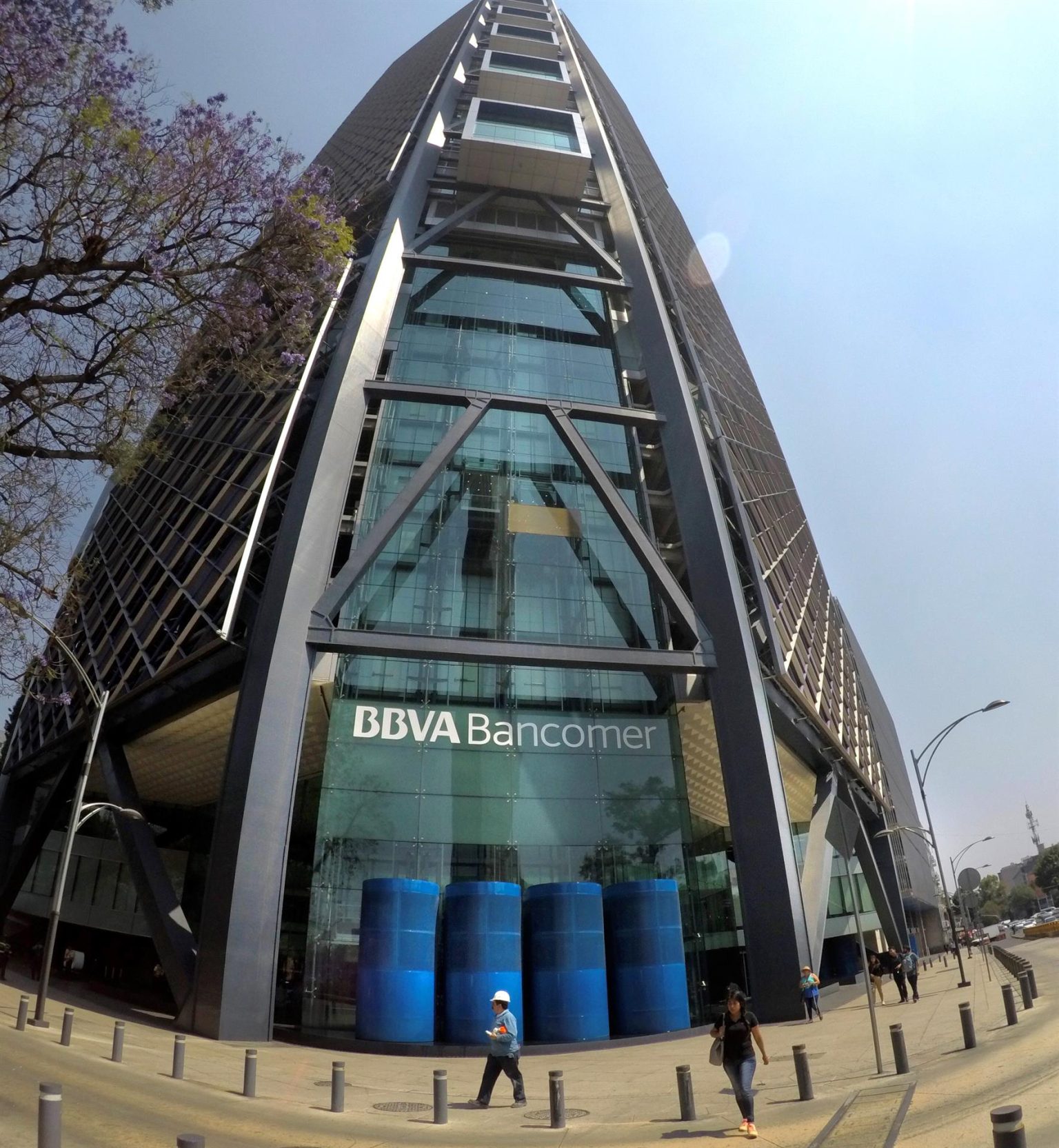Vista general de una de las dos sedes corporativas del BBVA Bancomer en la Ciudad de México (México). EFE/Madla Hartz