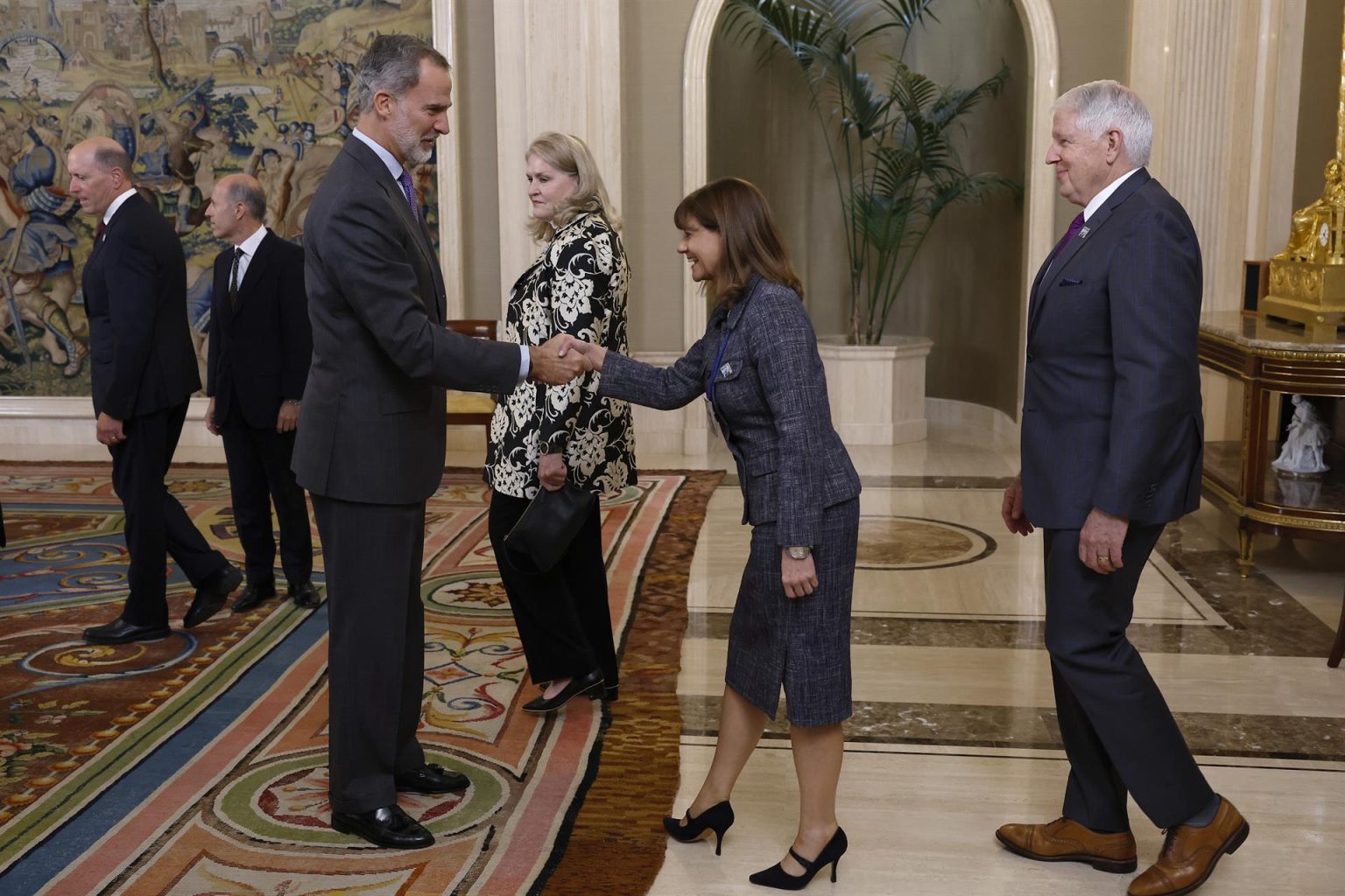 El rey Felipe VI, recibe en audiencia celebrada en el Palacio de la Zarzuela, Madrid a los congresistas de Estados Unidos participantes en el congreso "Transatlantic capital to capital exchange". EFE/Chema Moya