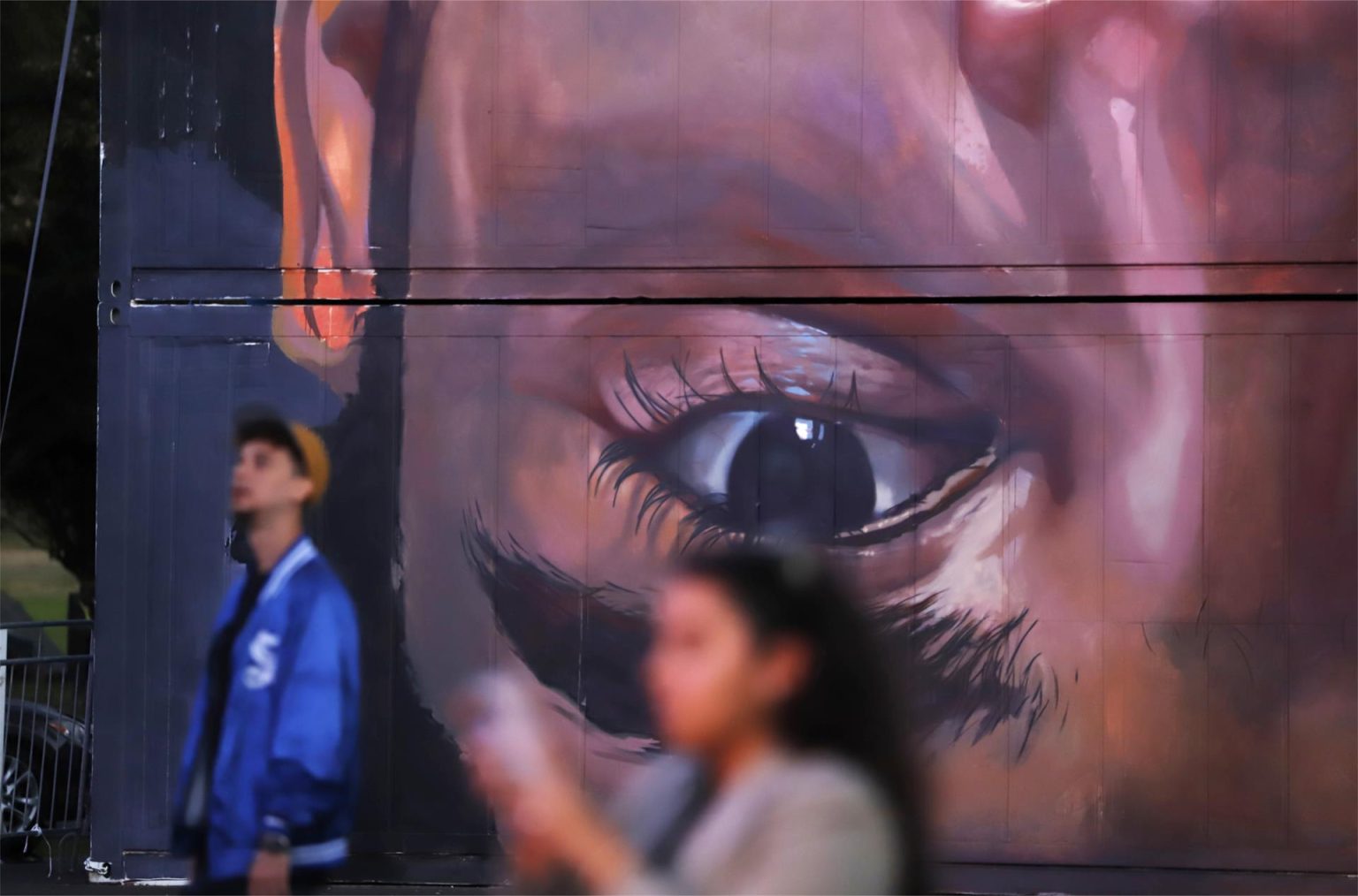 Unas personas caminan frente a un mural del conocido muralista alemán Case Maclaim, que forma parte de la segunda edición del festival "Color Caribe", el 17 de noviembre de 2022, en Dorado (Puerto Rico). EFE/ Thais Llorca