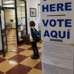 Una mujer hispana lee los carteles de información en un centro de votación del sur de Tucson, Arizona, de mayoría hispana. Imagen de archivo. EFE/Gary Williams