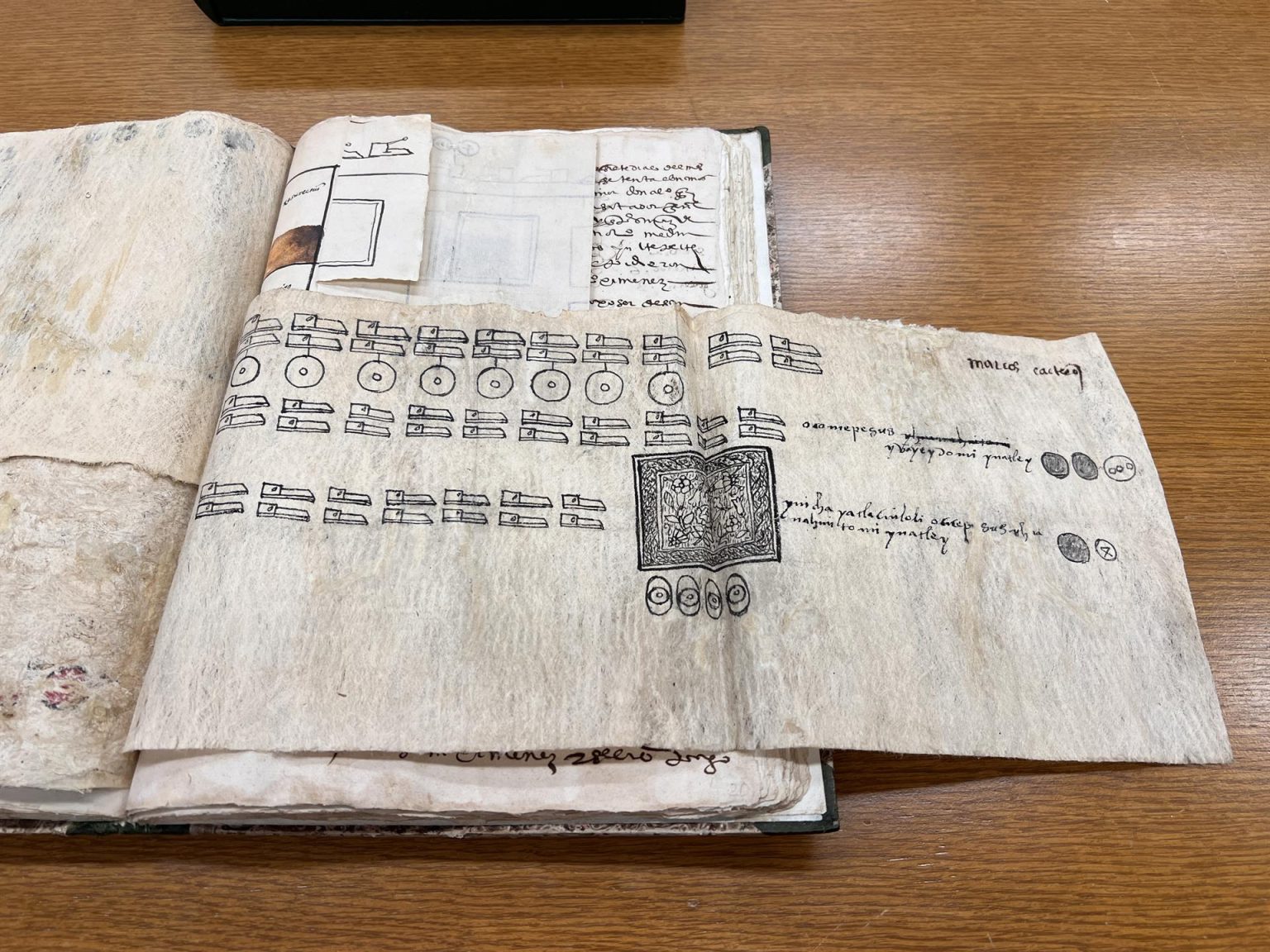 Fotografía de una página en el interior del Códice de 1571 de San Salvador Huejotzingo, uno de los seis manuscritos pictóricos existentes del centro de México que datan del siglo XVI, en la sede de la Biblioteca del Congreso, el 31 de octubre de 2022, en Washington (Estados Unidos). EFE/ Octavio Guzmán