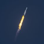 Fotografía divulgada por la compañía privada SpaceX donde se aprecia su cohete Falcon Heavy mientras se eleva en el cielo después de su lanzamiento hoy, desde una plataforma del Centro Espacial Kennedy en Cabo Cañaveral, Florida (EEUU). EFE/ Spacex SOLO USO EDITORIA SOLO DISPONIBLE PARA ILUSTRAR LA NOTICIA QUE ACOMPAÑA (CRÉDITO OBLIGATORIO)