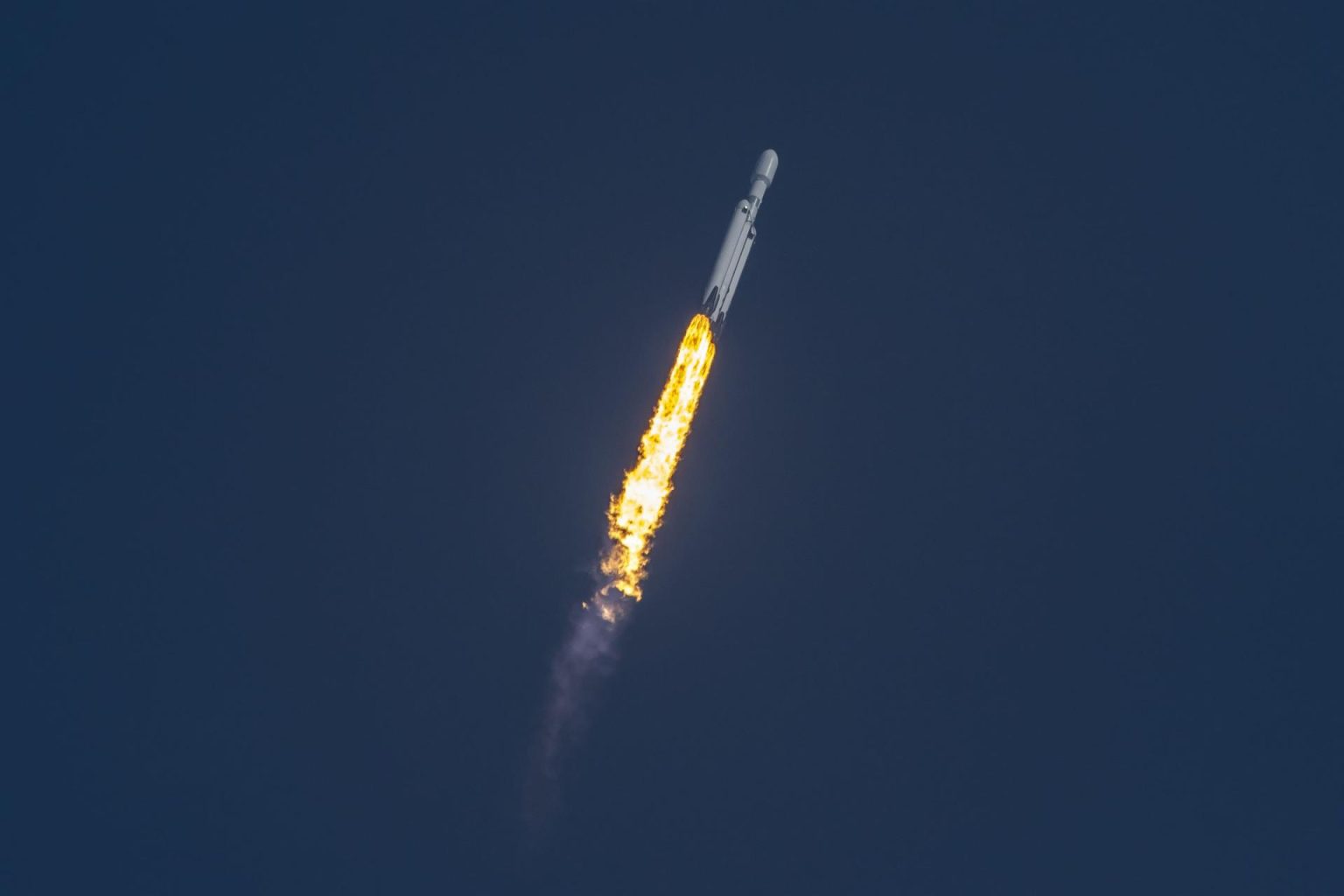 Fotografía divulgada por la compañía privada SpaceX donde se aprecia su cohete Falcon Heavy mientras se eleva en el cielo después de su lanzamiento hoy, desde una plataforma del Centro Espacial Kennedy en Cabo Cañaveral, Florida (EEUU). EFE/ Spacex SOLO USO EDITORIA SOLO DISPONIBLE PARA ILUSTRAR LA NOTICIA QUE ACOMPAÑA (CRÉDITO OBLIGATORIO)