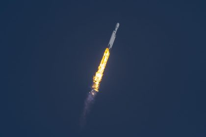 Fotografía divulgada por la compañía privada SpaceX donde se aprecia su cohete Falcon Heavy mientras se eleva en el cielo después de su lanzamiento hoy, desde una plataforma del Centro Espacial Kennedy en Cabo Cañaveral, Florida (EEUU). EFE/ Spacex SOLO USO EDITORIA SOLO DISPONIBLE PARA ILUSTRAR LA NOTICIA QUE ACOMPAÑA (CRÉDITO OBLIGATORIO)