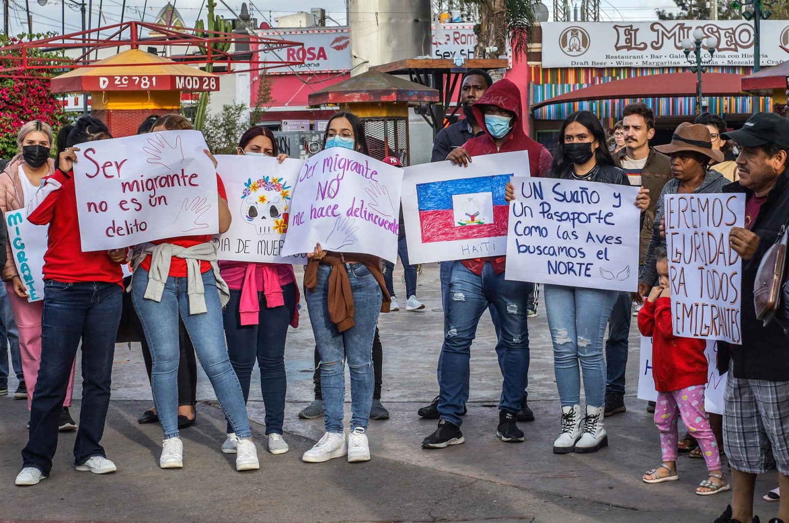 Un grupo de migrantes se manifestaron para exigir un alto a la violencia, el 2 de noviembre de 2022, para exigir un alto a la violencia, en la ciudad de Tijuana, estado de Baja California (México). EFE/Joebeth Terríquez