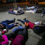 Fotografía de archivo de migrantes venezolanos que duermen en el suelo en la terminal de buses del mercado "El Mayoreo", en Managua (Nicaragua). EFE/ Jorge Torres