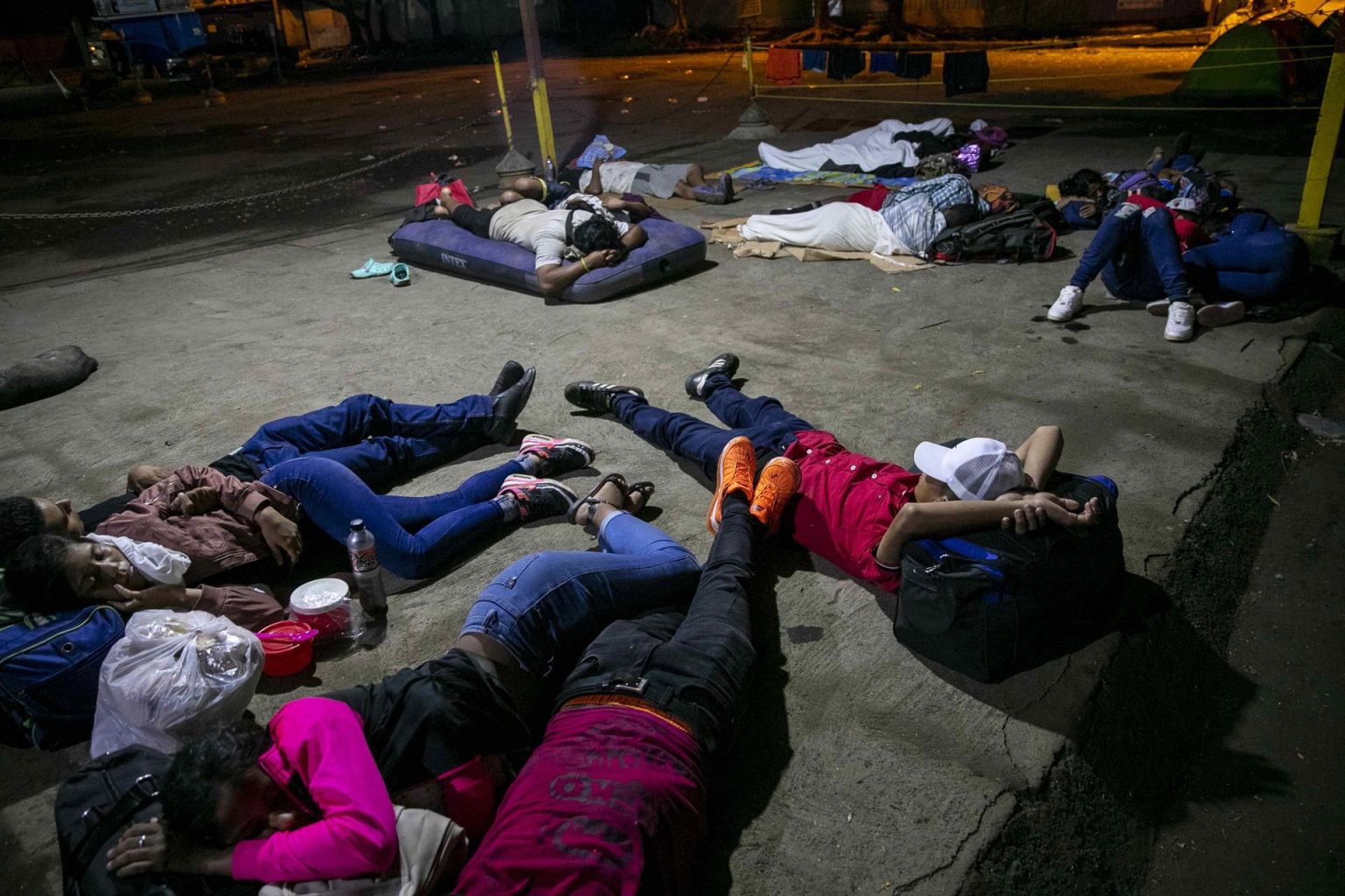 Fotografía de archivo de migrantes venezolanos que duermen en el suelo en la terminal de buses del mercado "El Mayoreo", en Managua (Nicaragua). EFE/ Jorge Torres