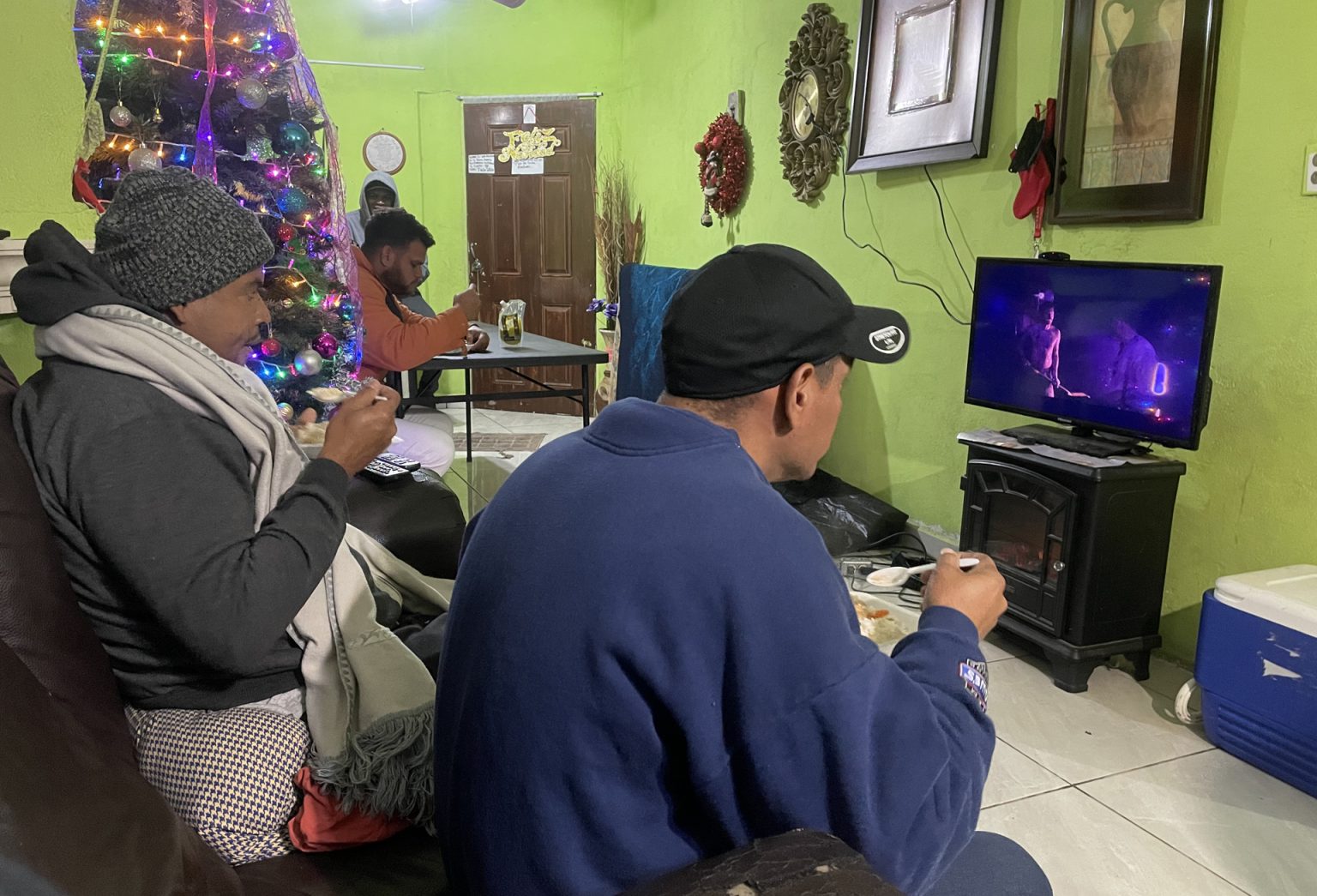 Migrantes centroamericanos son recibidos por una familia de la ciudad de Matamoros el 21 de noviembre de 2022, en el estado de Tamaulipas (México). EFE/Abraham Pineda Jácome