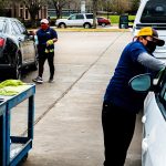Unos trabajadores hispanos de lavado de autos realizan sus labores en Rosenberg, al oeste de la ciudad de Houston en Texas. Imagen de archivo. EFE/Alicia L. Pérez