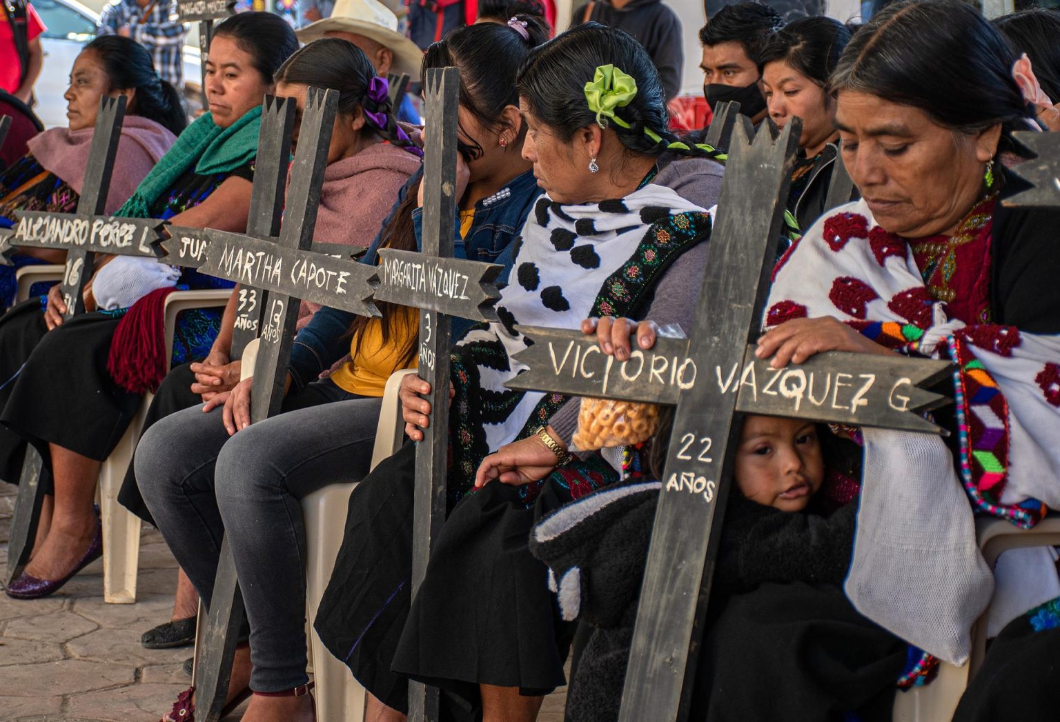 Familias y sobrevivientes de la masacre de Acteal, acuden hoy a una rueda de prensa de los integrantes de la organización civil de Las Abejas de Acteal, en el municipio de Chenalhó, en Chiapas (México). EFE/Carlos López