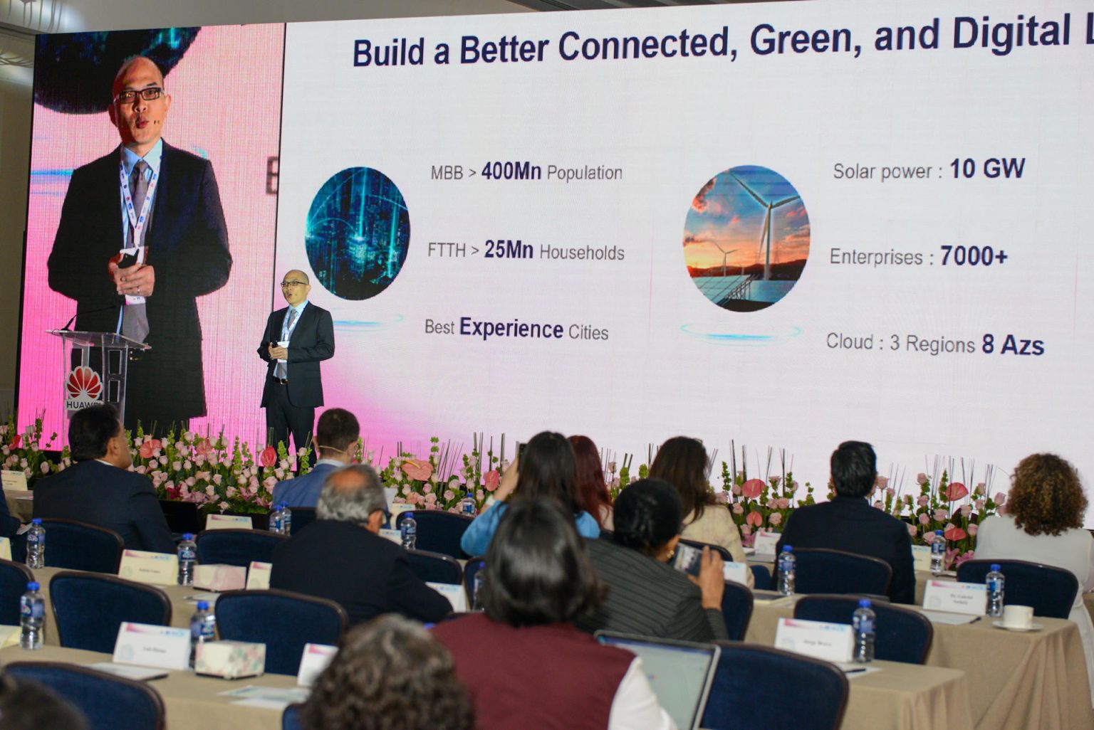 El presidente de Estrategia de Mercadeo de Huawei para Latinoamérica y el Caribe, Wang Yao, habla durante el cierre de la Cumbre de Talento Digital hoy, en Ciudad de México (México). EFE/ Javier Lira