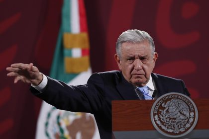 El presidente de México Andrés Manuel López Obrador habla durante una rueda de prensa este jueves, en el Palacio Nacional, en la Ciudad de México (México). EFE/Mario Guzmán