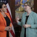 Imagen de archivo en la que se observa a la presidenta de Honduras, Xiomara Castro hablando con la embajadora de los Estados Unidos, Laura F. Dogu (d) en Tegucigalpa (Honduras). EFE/Gustavo Amador