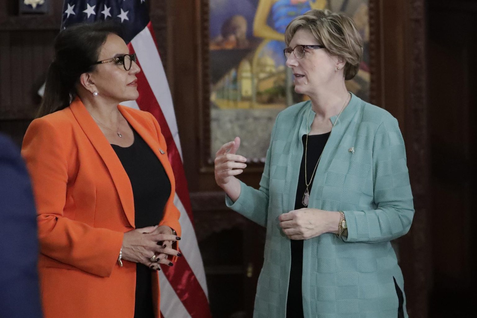 Imagen de archivo en la que se observa a la presidenta de Honduras, Xiomara Castro hablando con la embajadora de los Estados Unidos, Laura F. Dogu (d) en Tegucigalpa (Honduras). EFE/Gustavo Amador