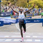 Evans Chebet de Kenia cruza la línea de meta para ganar el maratón de la ciudad de Nueva York. EFE/EPA/JUSTIN LANE