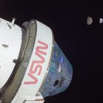 Fotografía cedida hoy por la NASA que muestra a la cápsula Orión de la misión no tripulada Artemis I al momento de alcanzar una distancia de 432.210 kilómetros (268.563 millas) y al fondo la luna y la tierra. EFE/NASA /SOLO USO EDITORIAL /NO VENTAS /SOLO DISPONIBLE PARA ILUSTRAR LA NOTICIA QUE ACOMPAÑA /CRÉDITO OBLIGATORIO